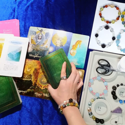 タロット占いをしながらパワーストーンブレスレットを制作している様子