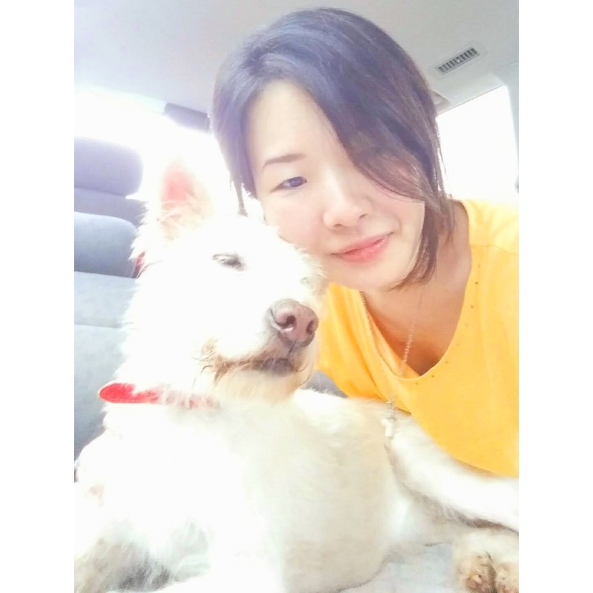 車内で撮った幸せそうな表情の愛犬ベルと飼い主の私