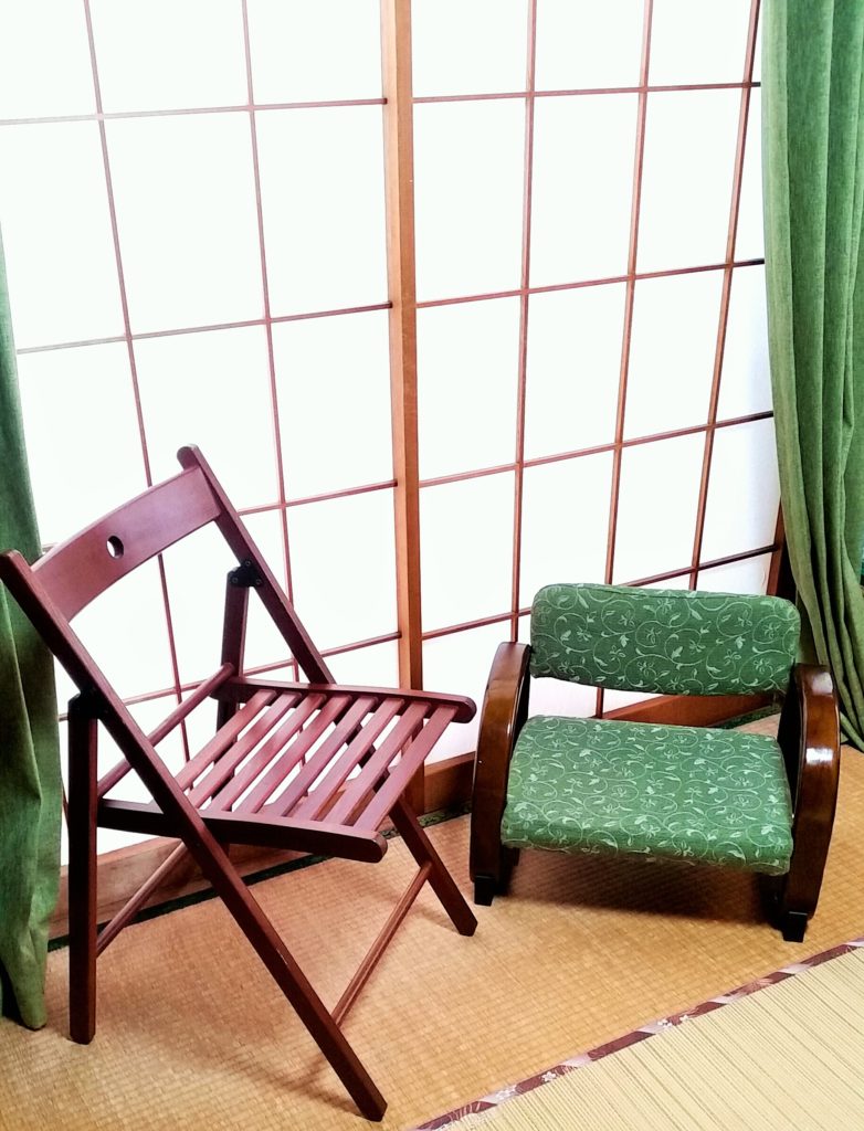 リサイクルショップで購入した木の折り畳み椅子と、緑の座椅子(2018年末)