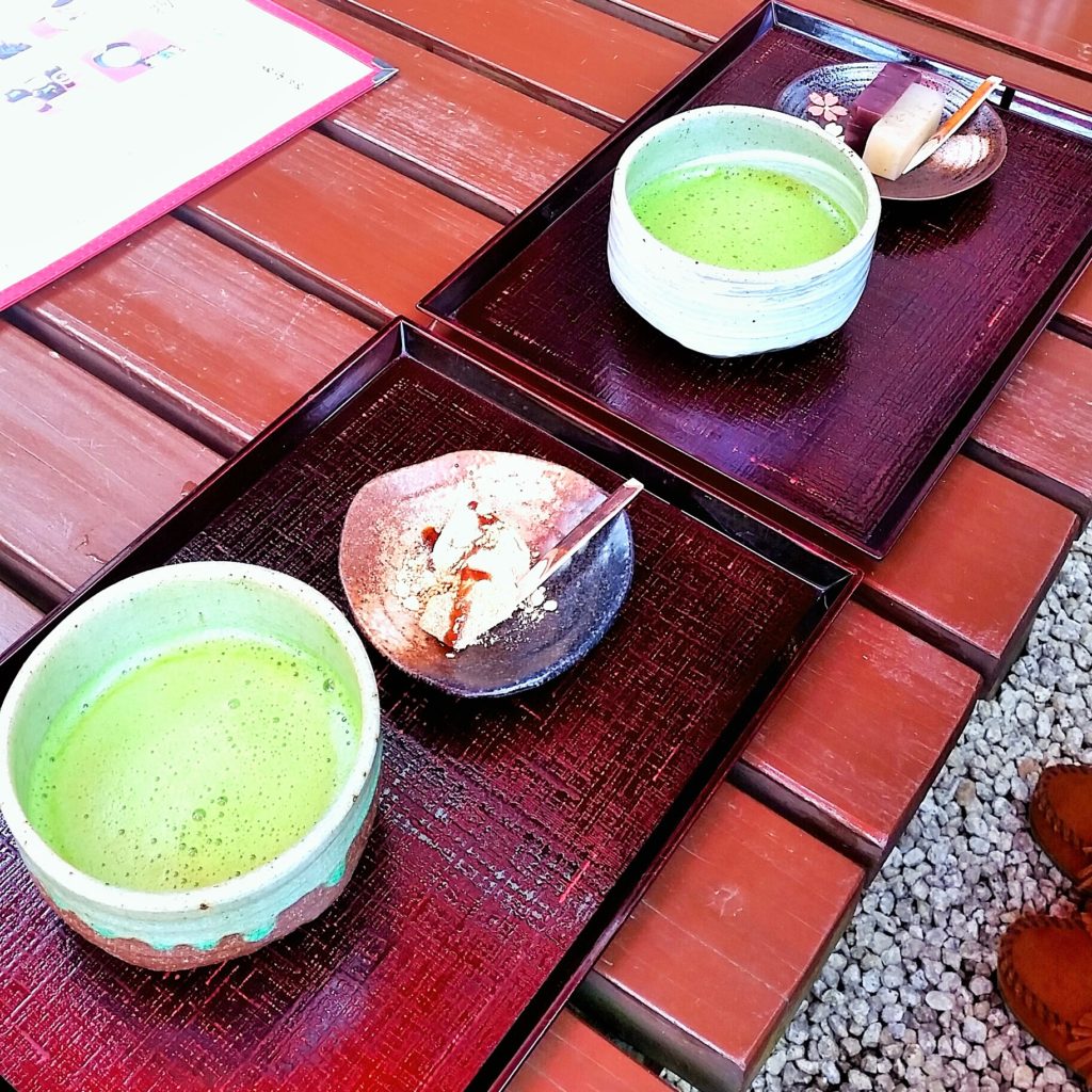 江ノ島内のお茶屋さんで食べた和菓子とお茶