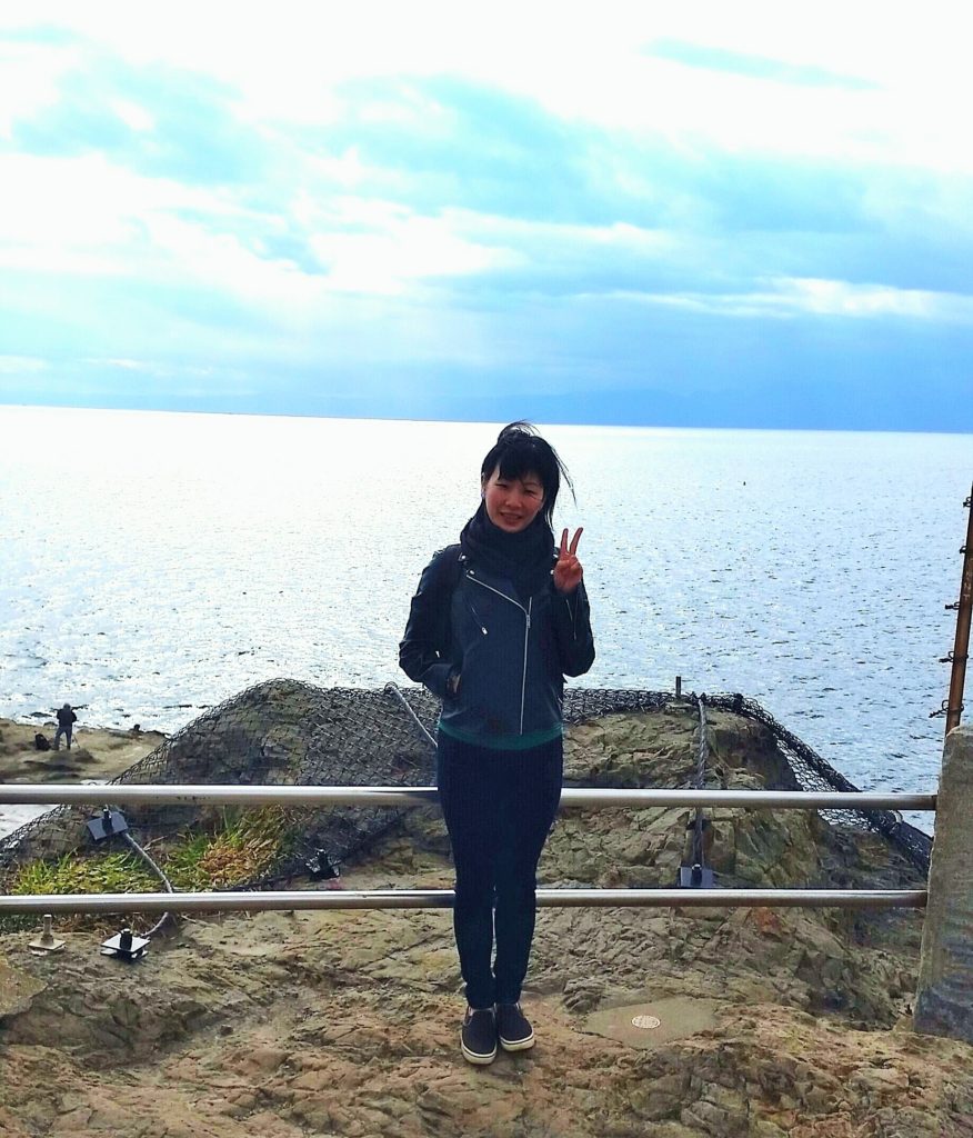 江ノ島の岩屋洞窟近辺の海辺で記念写真