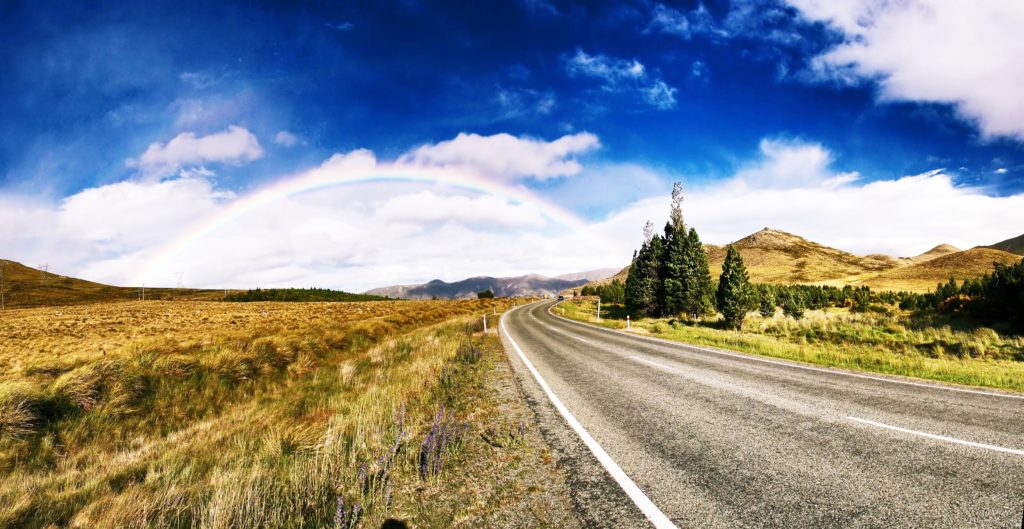青空と虹へ続く道